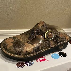 Womens Algeria clogs size 7/7.5 (US) 37 UK.